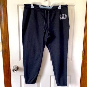 Gap jogging pants with drawstring.